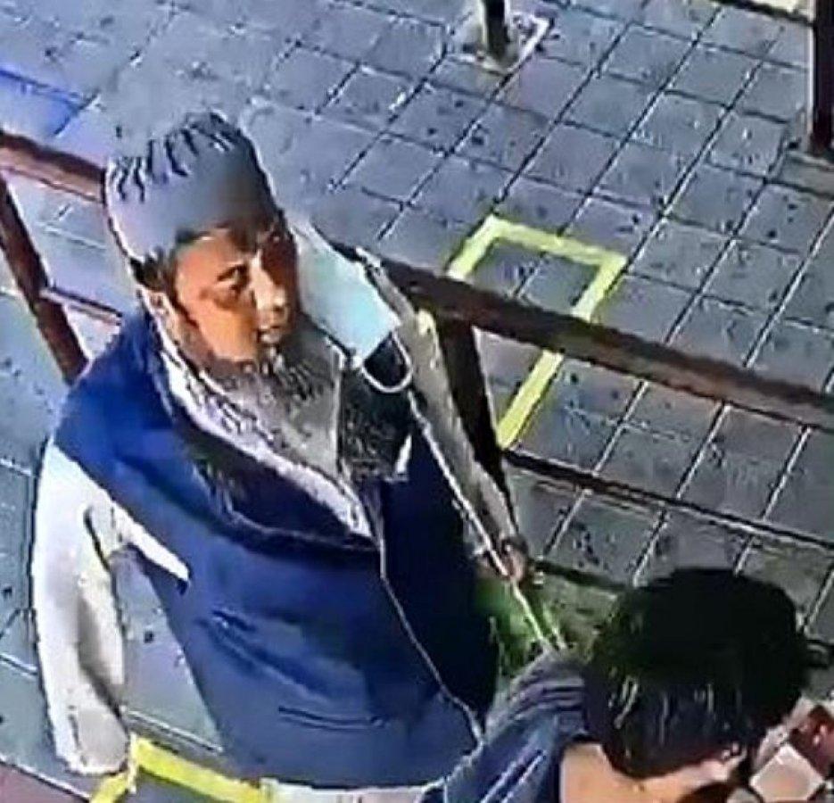 Korona taşıyan adam, ölmeden önce başkasına tükürdü