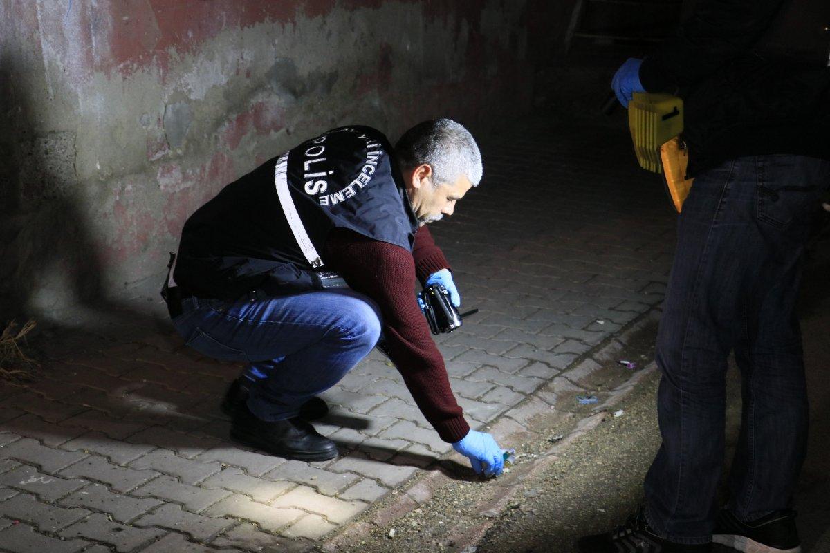 Adana'da 2 kişiye sokak ortasında silahlı saldırı