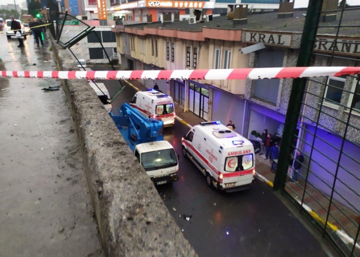 İstanbul'da yan yatan araçtan 4 kişi fırladı