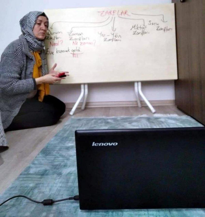 Sınıf öğretmeni yemek masasını tahta olarak kullandı