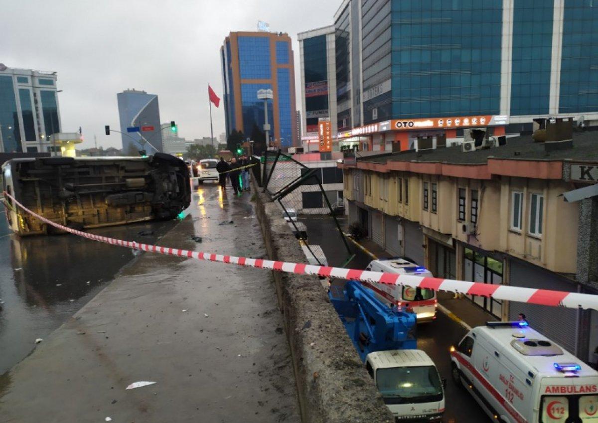 İstanbul'da yan yatan araçtan 4 kişi fırladı