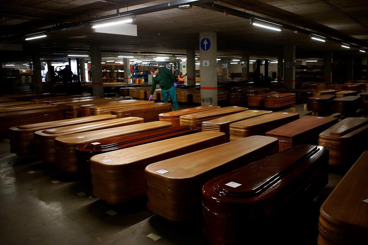 İspanya'da son 24 saatte 932 kişi daha öldü