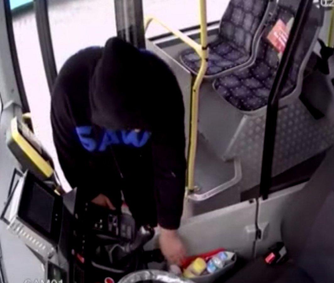 İstanbul'da İETT otobüsünde hırsızlık kamerada