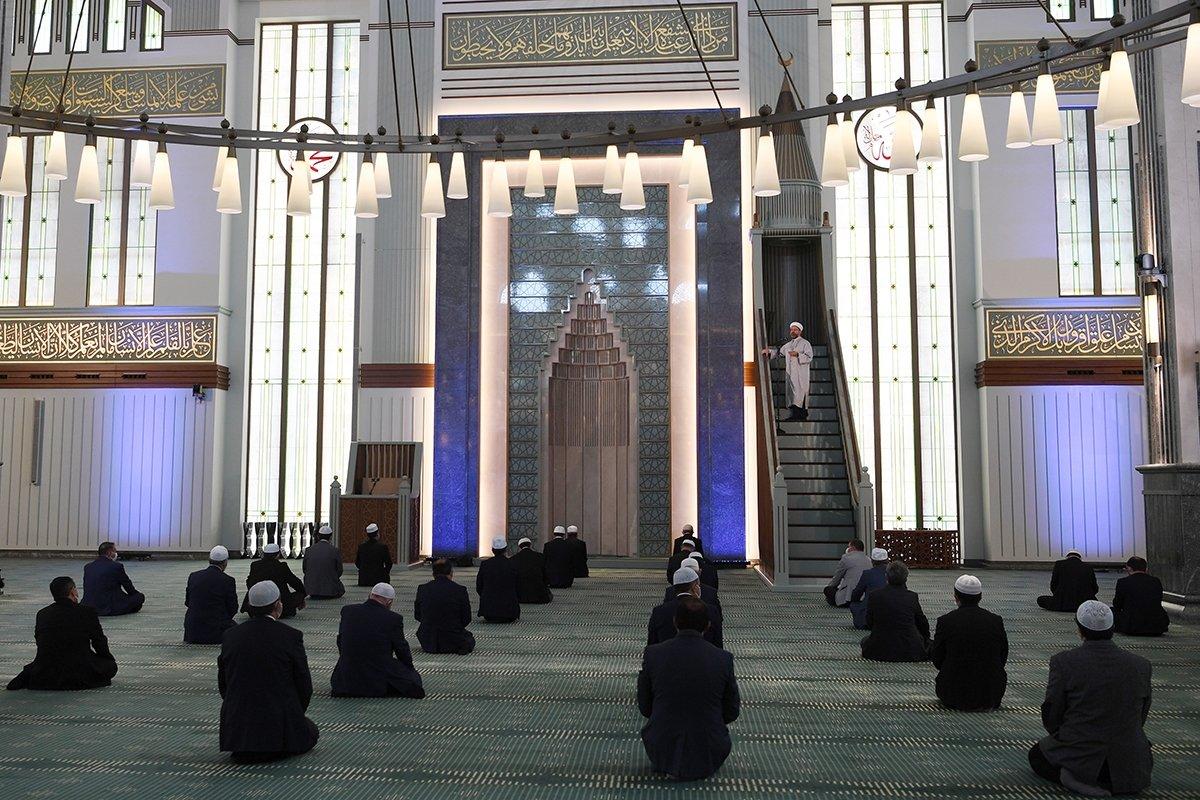 Diyanet cuma namazı kıldırmaktan vazgeçti