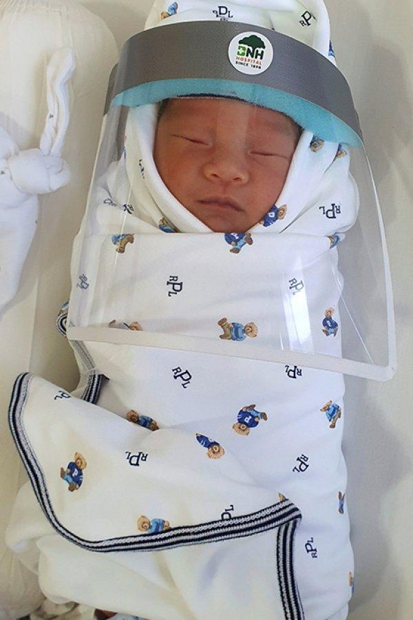 Bebeğe, koronavirüse karşı yüz koruma kalkanı