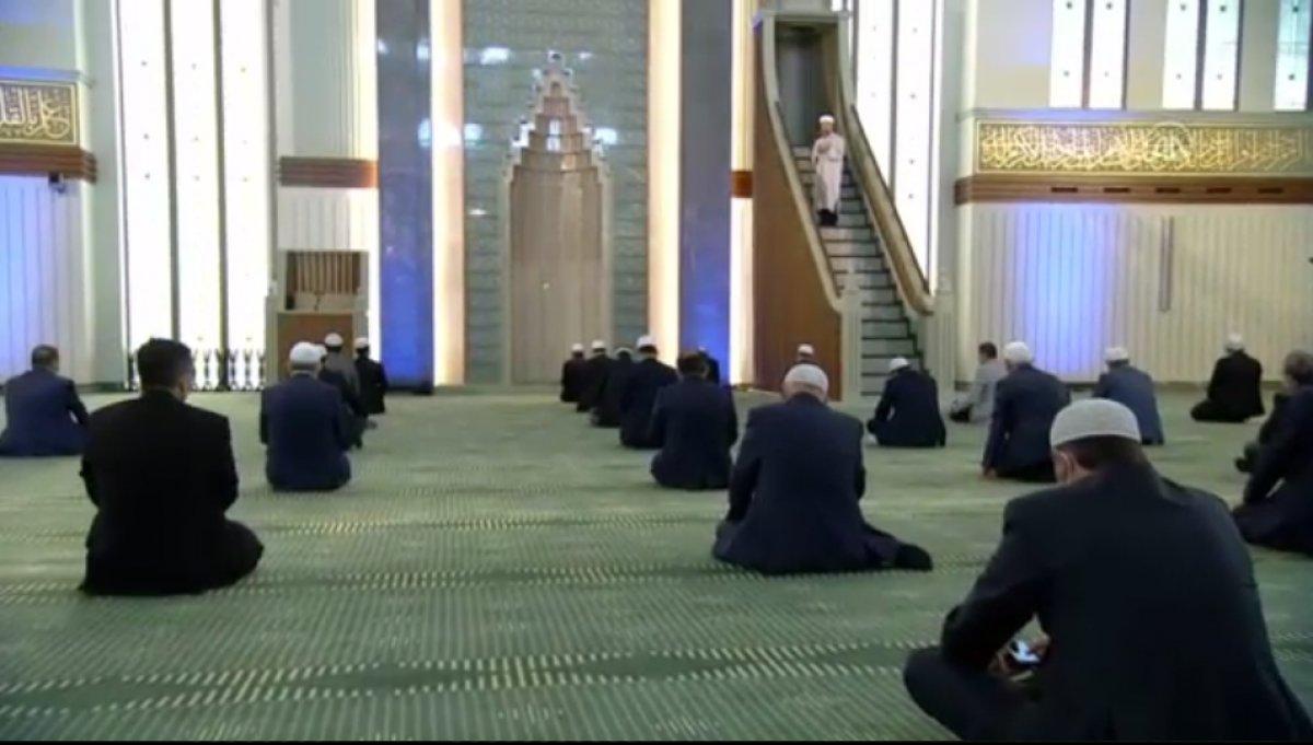 Diyanet cuma namazı kıldırmaktan vazgeçti