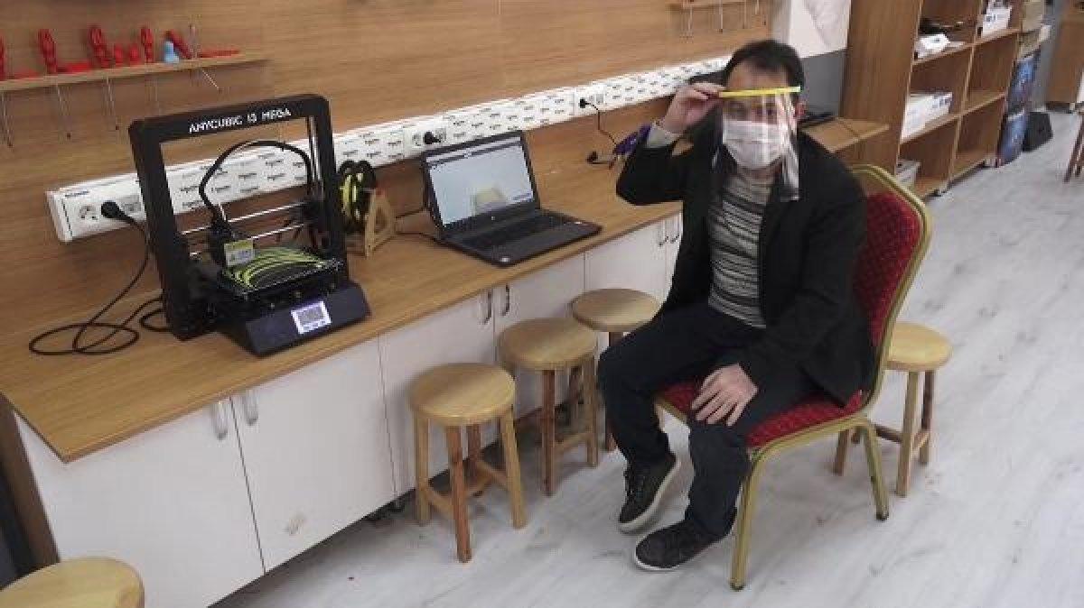 Karaman'da sağlık çalışanları için yüz siperliği yapıldı