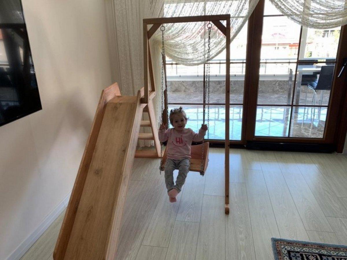 Dışarı çıkamayan torununa ahşaptan park yaptı