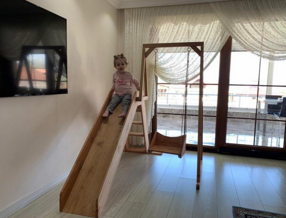 Dışarı çıkamayan torununa ahşaptan park yaptı