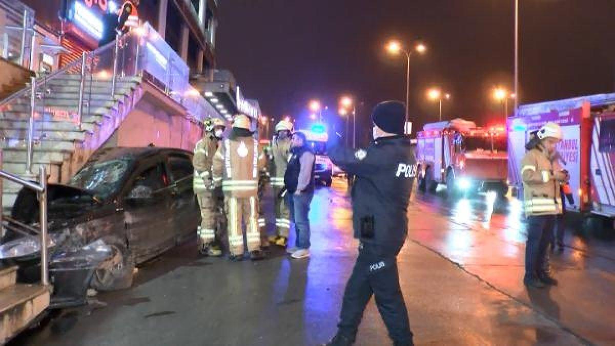Avcılar'da otomobil, merdivenin ayağına saplandı