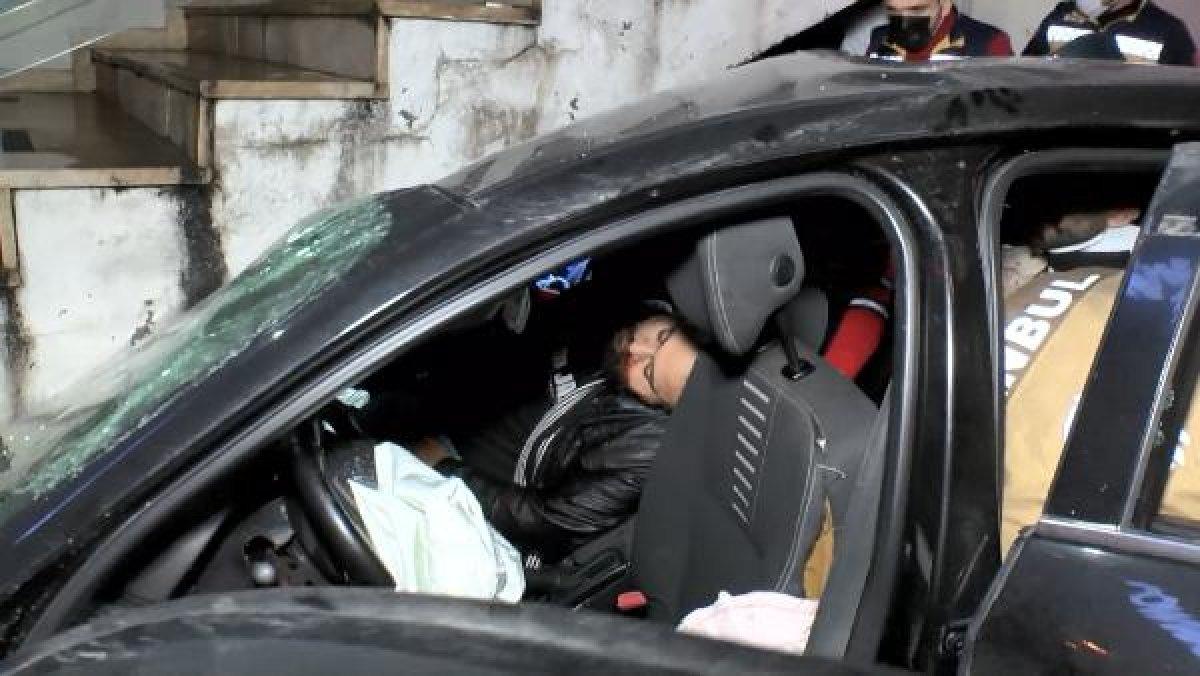 Avcılar'da otomobil, merdivenin ayağına saplandı