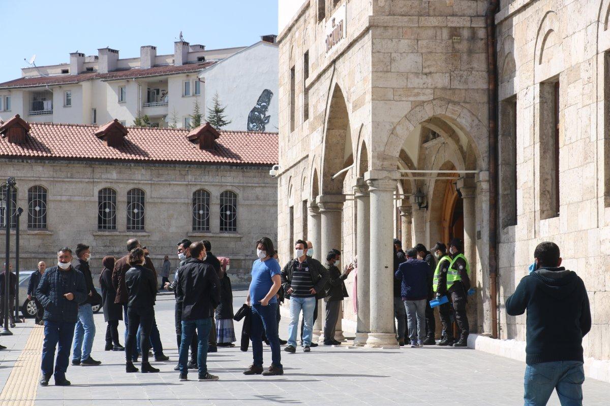 İzin kuyruğu yardım kuyruğu sanılınca yoğunluk oluştu