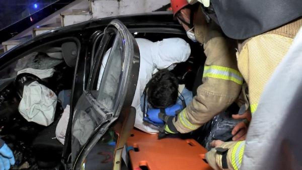 Avcılar'da otomobil, merdivenin ayağına saplandı