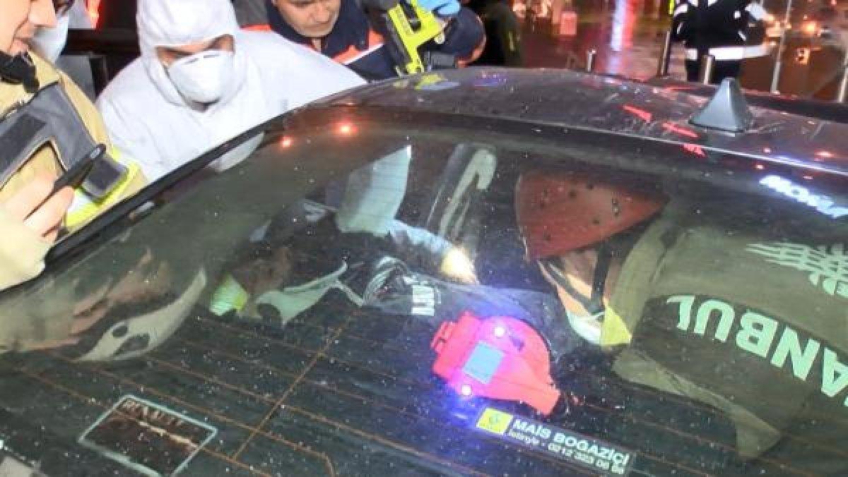 Avcılar'da otomobil, merdivenin ayağına saplandı