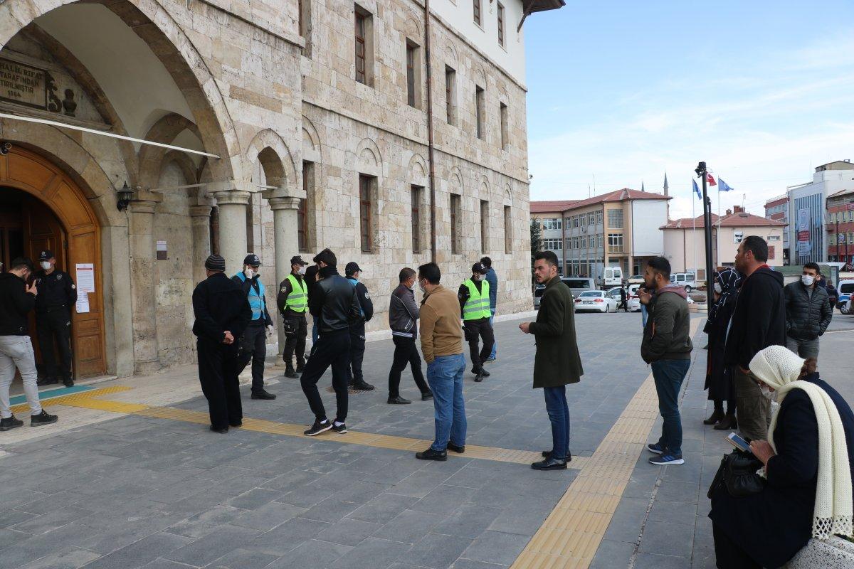 İzin kuyruğu yardım kuyruğu sanılınca yoğunluk oluştu