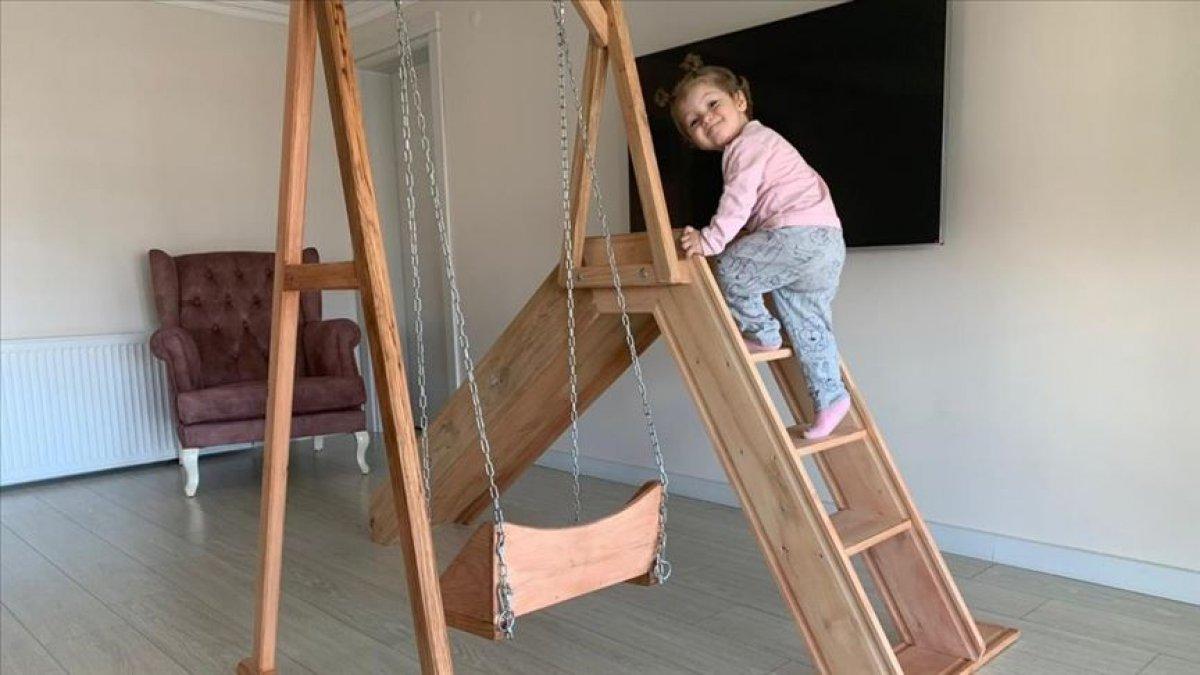 Dışarı çıkamayan torununa ahşaptan park yaptı