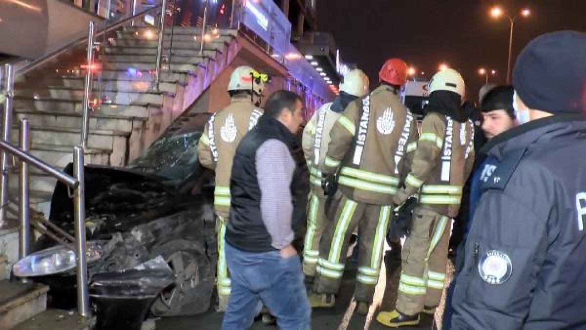 Avcılar'da otomobil, merdivenin ayağına saplandı