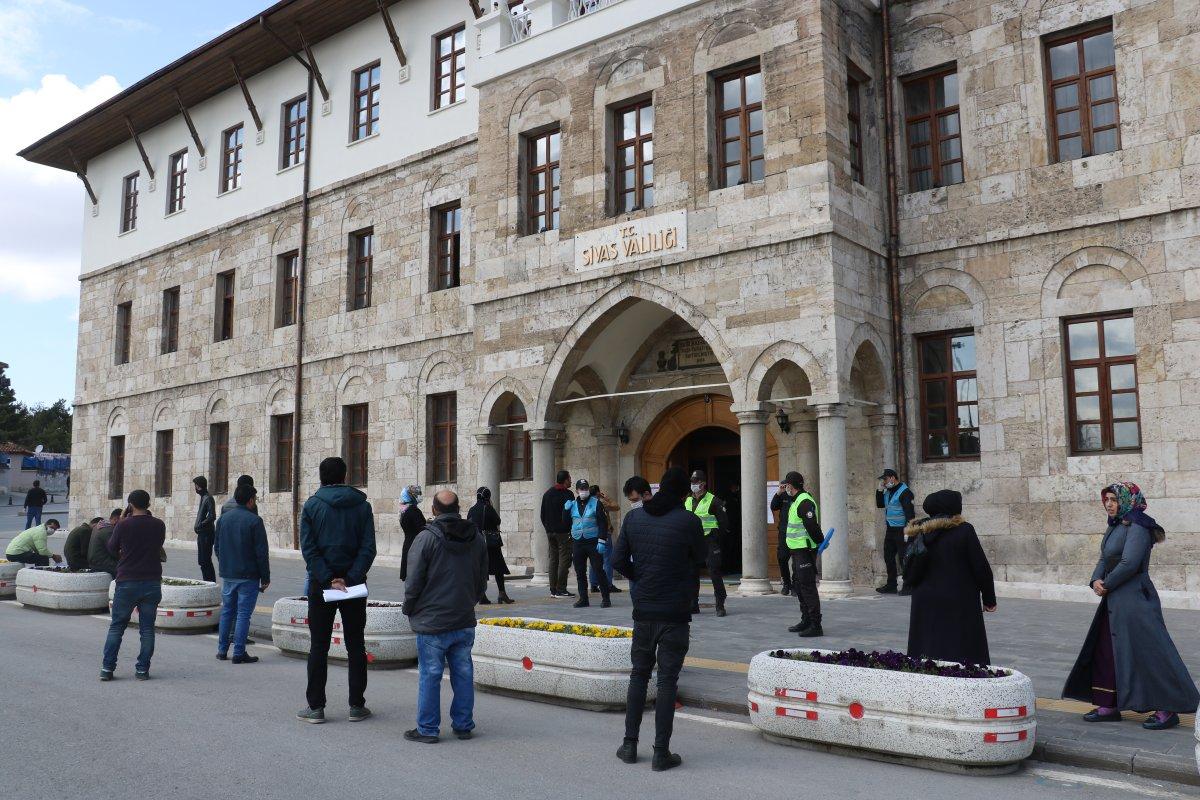 İzin kuyruğu yardım kuyruğu sanılınca yoğunluk oluştu