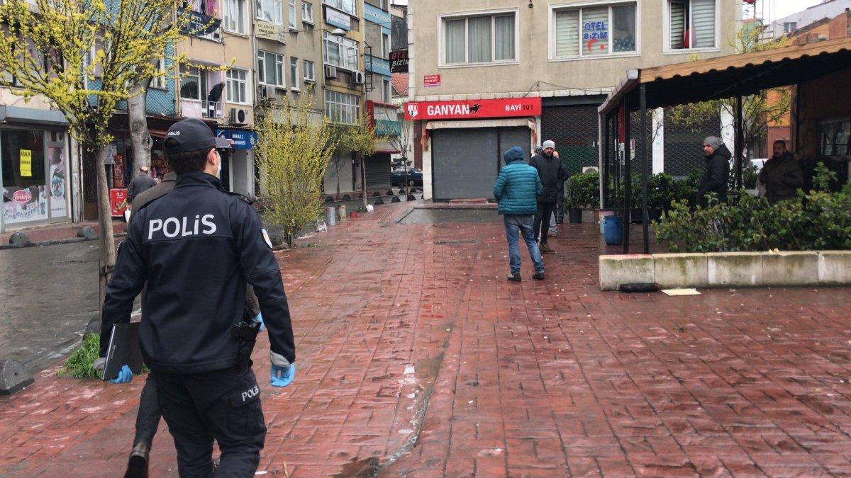 Koltuk değnekleriyle dışarıya çıkan yaşlı adam