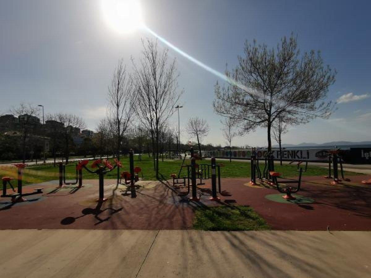 Yasağa rağmen sahile gelip, yürüyüş yaptılar