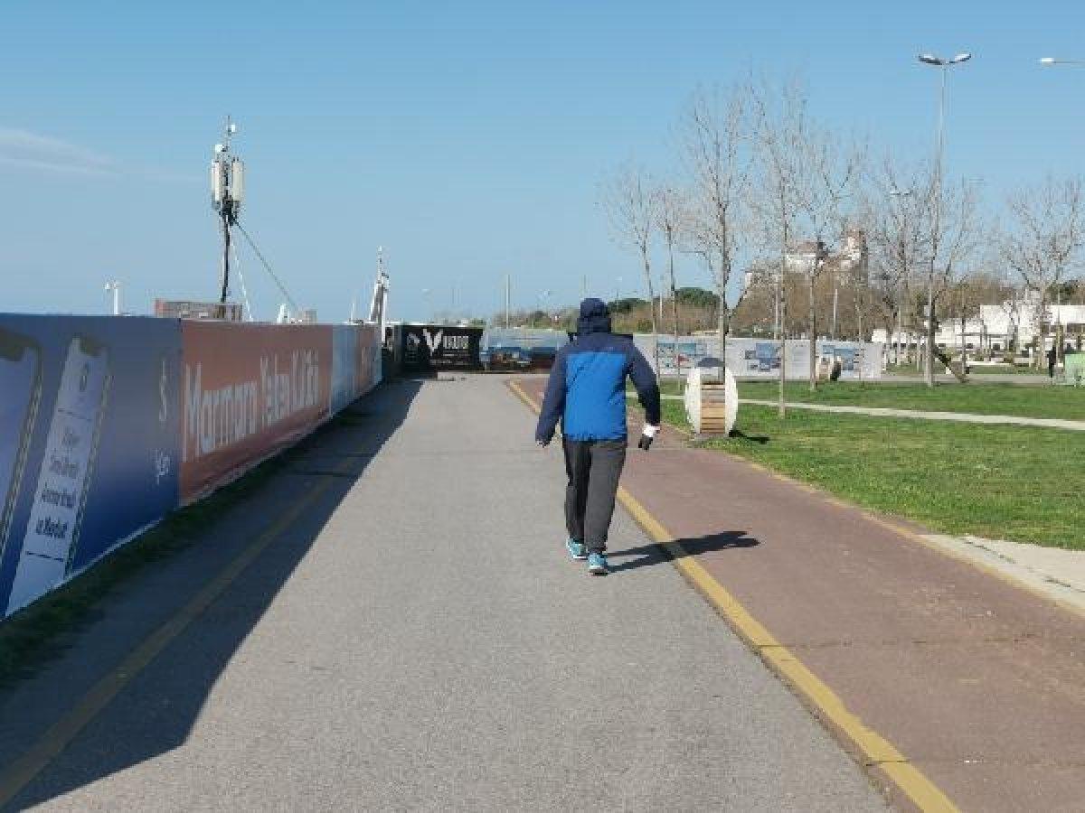 Yasağa rağmen sahile gelip, yürüyüş yaptılar