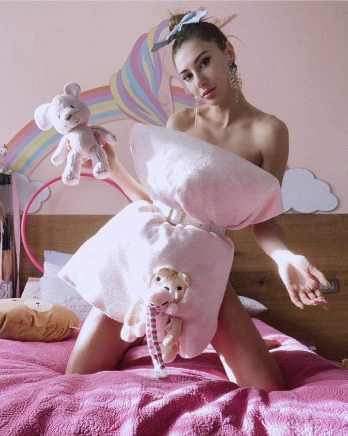 Şeyma Subaşı'dan Pillow Challange pozu