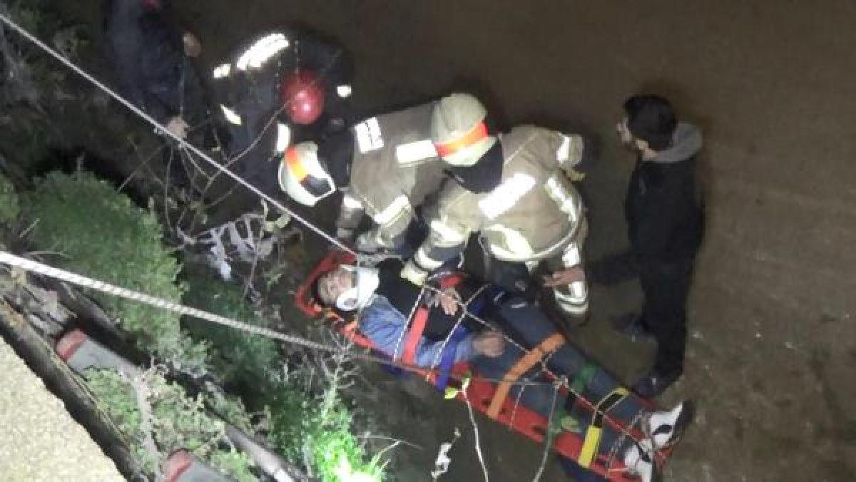 Bursa'da dereye uçan otomobildeki 3 kişi yaralandı