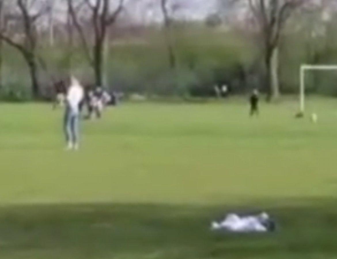 İngilizler, koronaya rağmen parklara akın etti