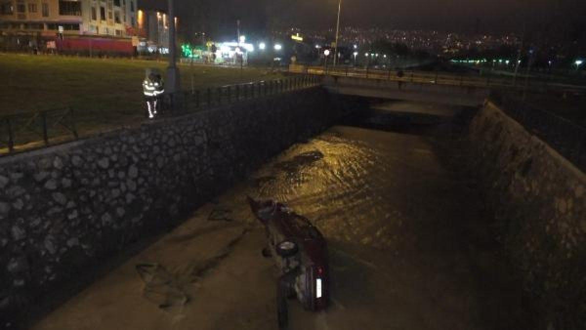 Bursa'da dereye uçan otomobildeki 3 kişi yaralandı