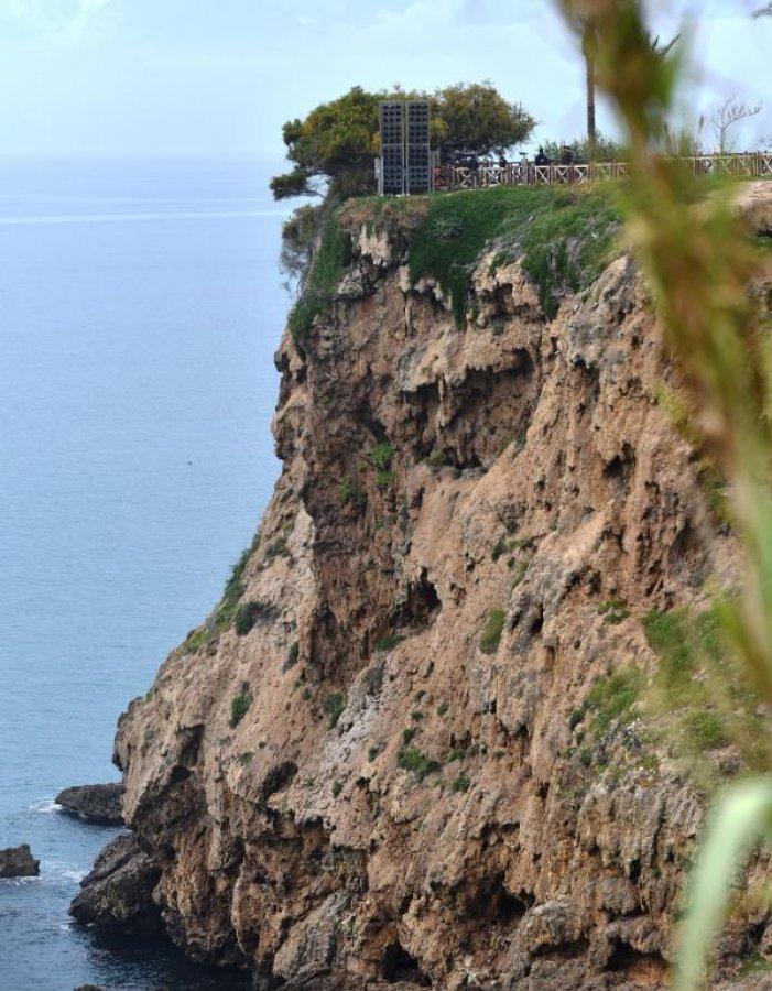 Falezlere çıkan şahıs, içkiyi alınca intihardan vazgeçti