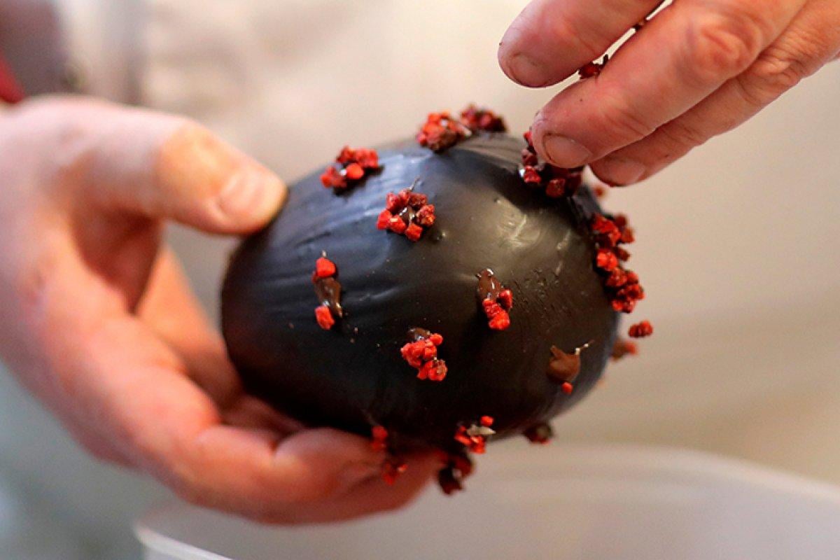 Fransız çikolatacıdan koronaya benzeyen çikolata