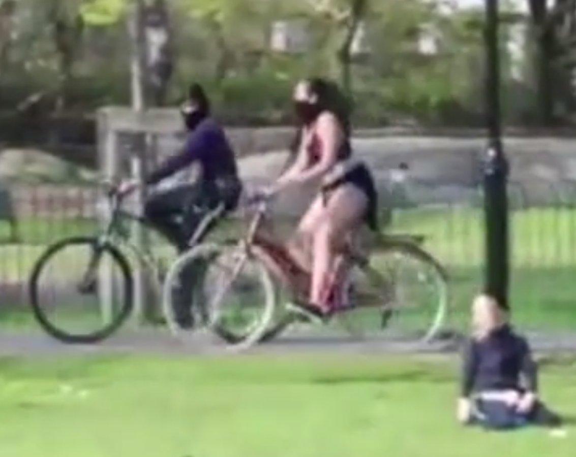 İngilizler, koronaya rağmen parklara akın etti