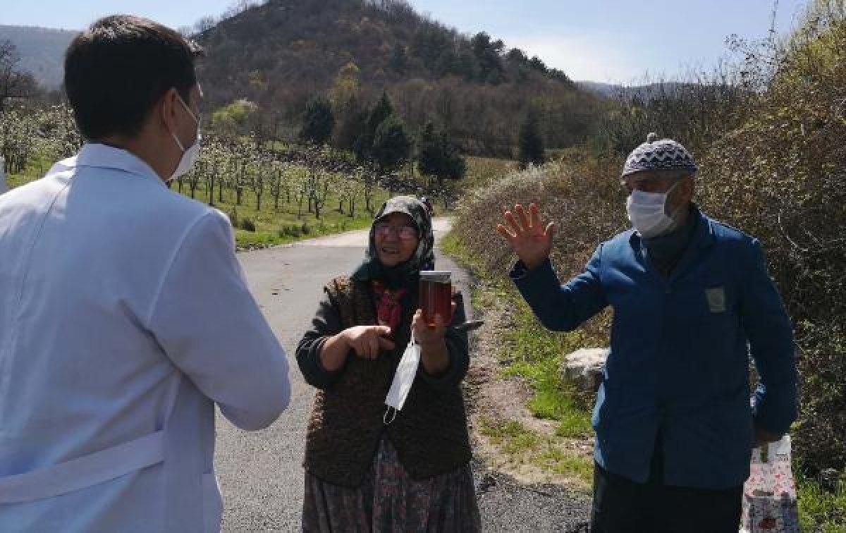 İlaçlarını getiren sağlık ekiplerini görünce ağladı