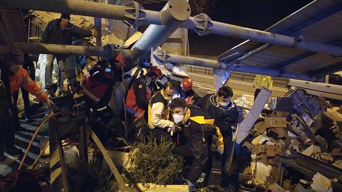 Sakarya'da kolonya ve dezenfektan yüklü tır kaza yaptı