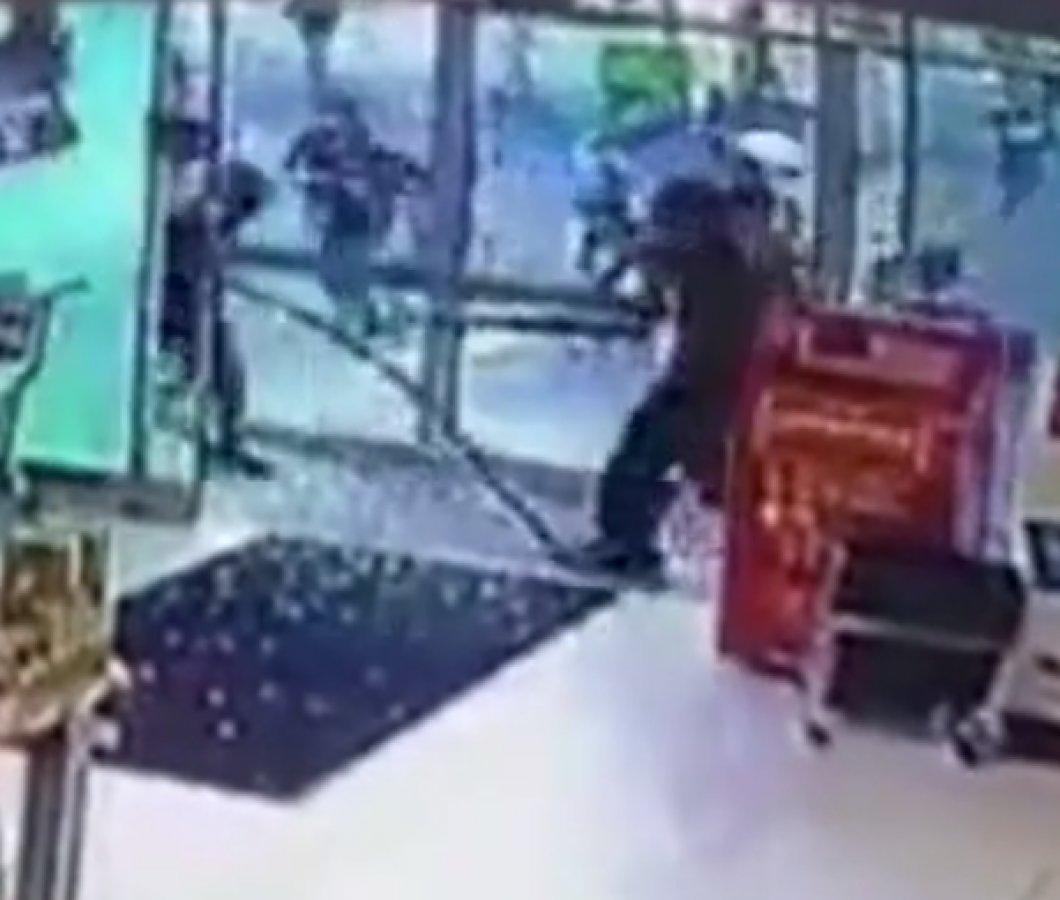 Güney Afrika'da market yağmaları başladı