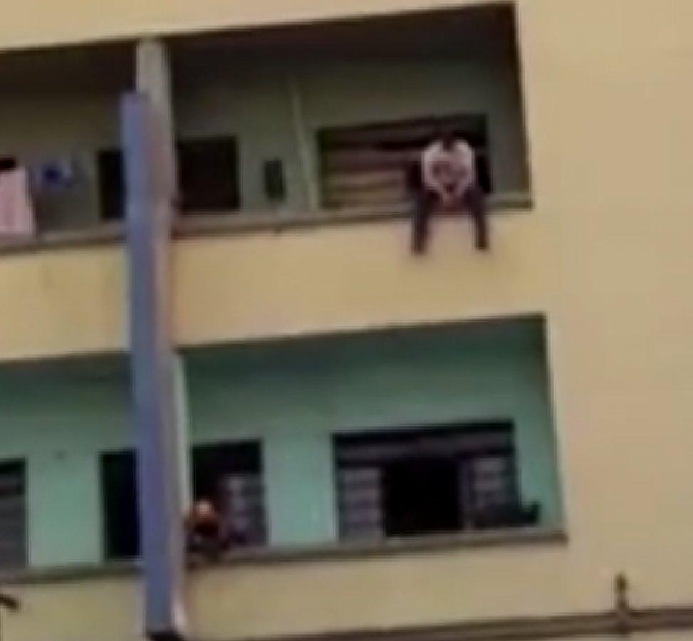 Brezilya'da intihara kalkışan şahsı polisler kurtardı