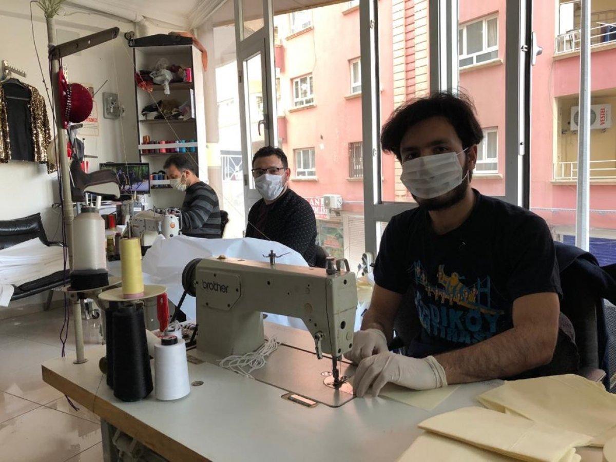 Suriyeli kardeşler, maske yapımı için kolları sıvadı