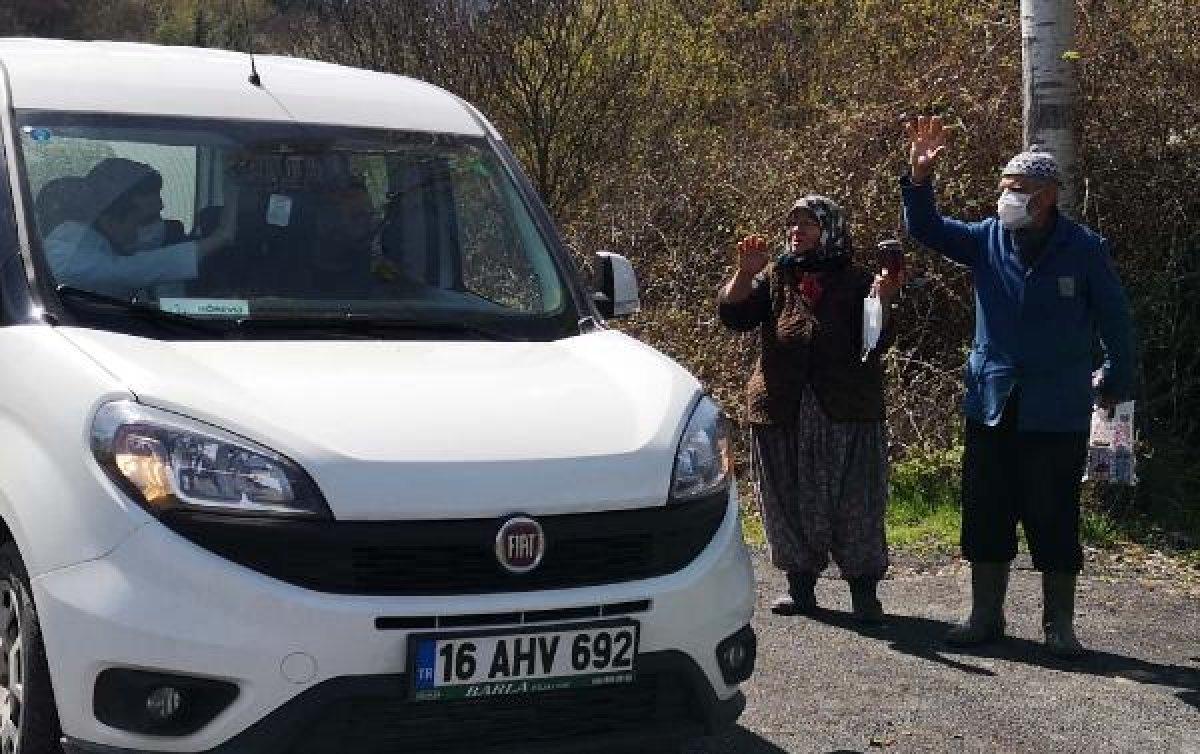 İlaçlarını getiren sağlık ekiplerini görünce ağladı