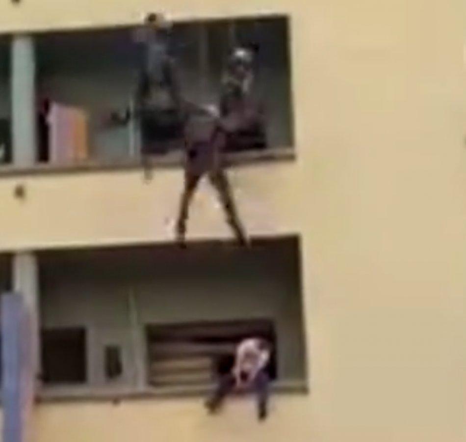 Brezilya'da intihara kalkışan şahsı polisler kurtardı