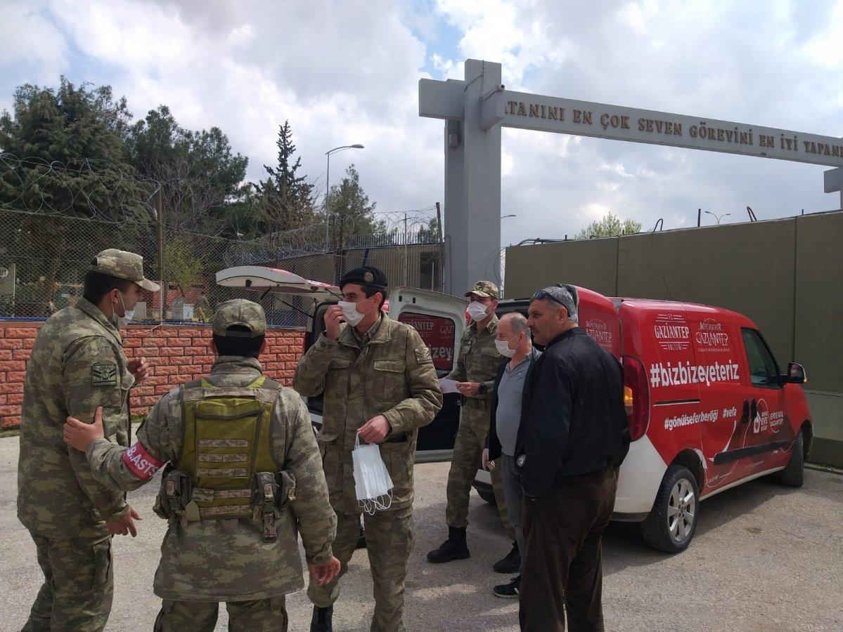 Gaziantep Belediyesi'nden Mehmetçik'e maske desteği
