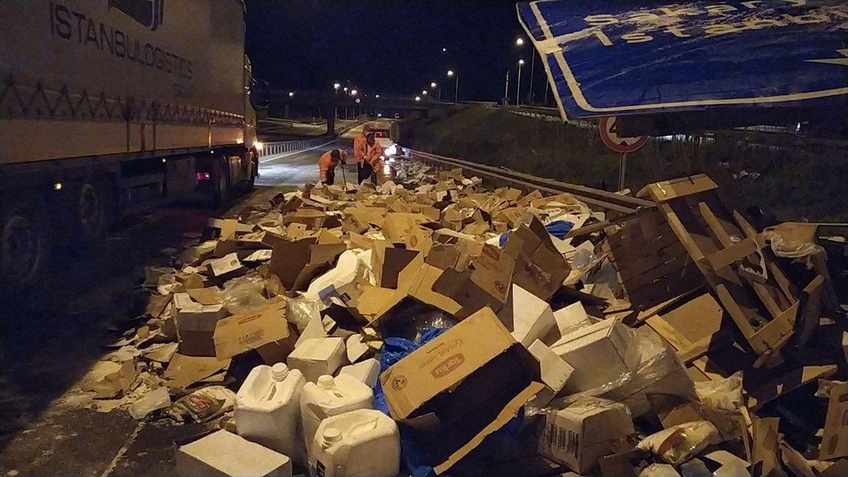 Sakarya'da kolonya ve dezenfektan yüklü tır kaza yaptı