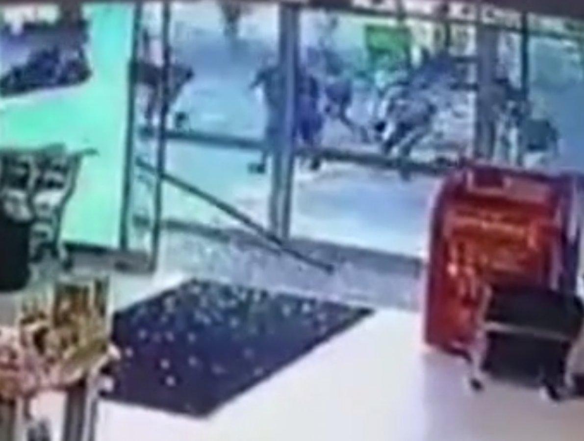 Güney Afrika'da market yağmaları başladı