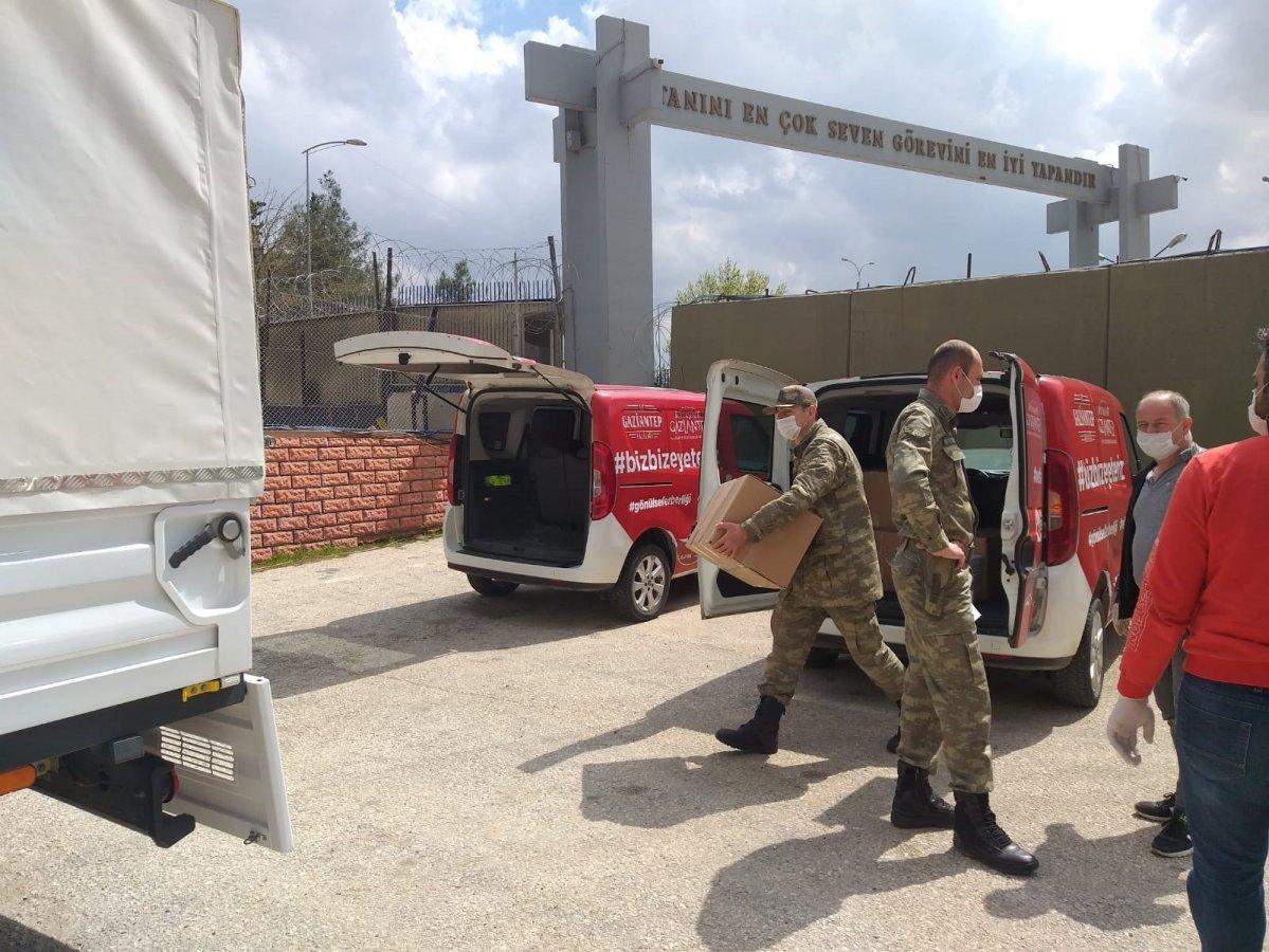 Gaziantep Belediyesi'nden Mehmetçik'e maske desteği