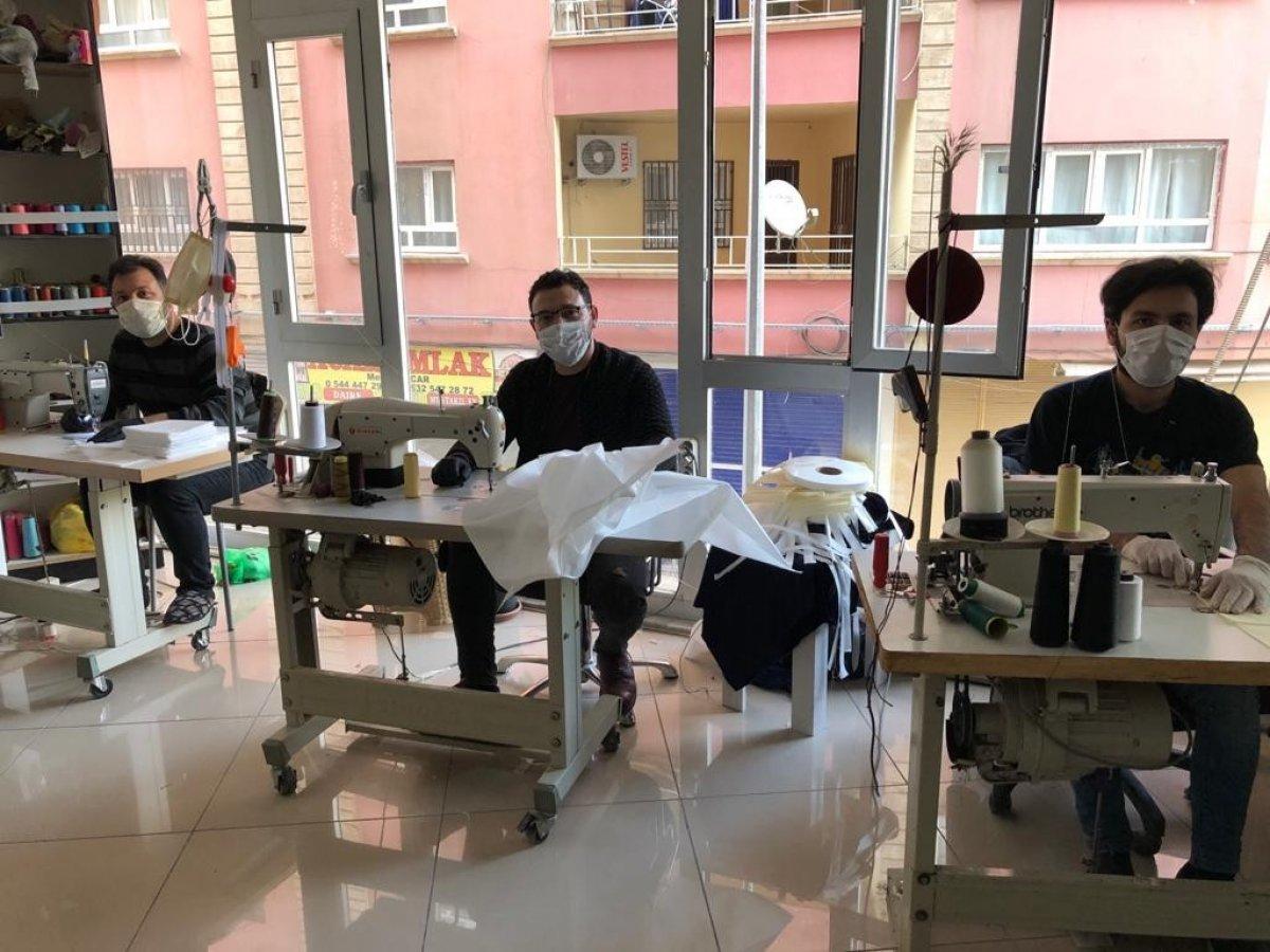 Suriyeli kardeşler, maske yapımı için kolları sıvadı