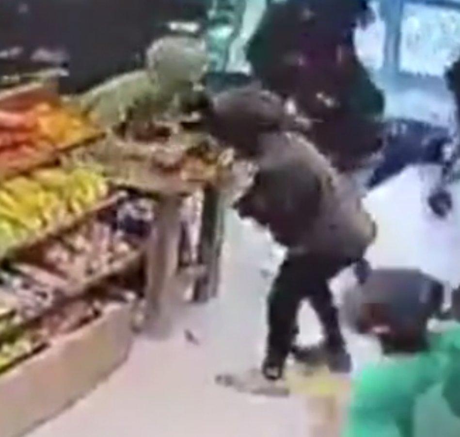 Güney Afrika'da market yağmaları başladı