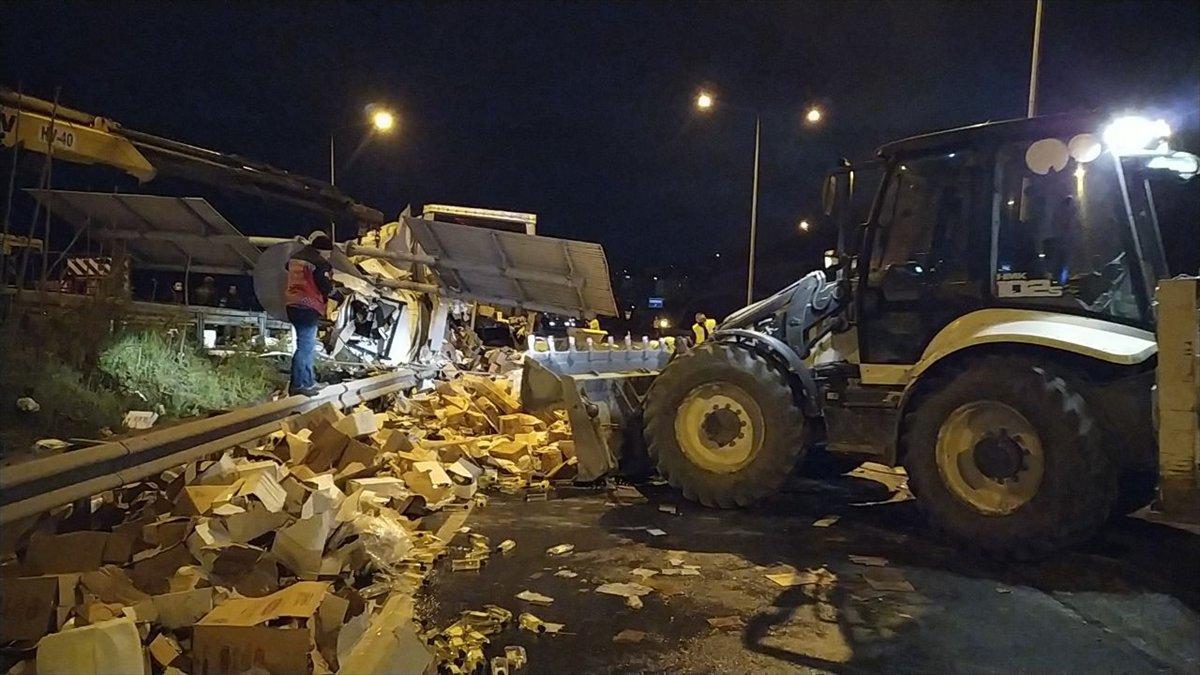 Sakarya'da kolonya ve dezenfektan yüklü tır kaza yaptı