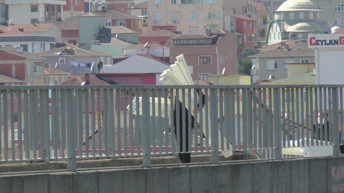 Kocaeli'ndeki üst geçit tel örgüyle kapatıldı