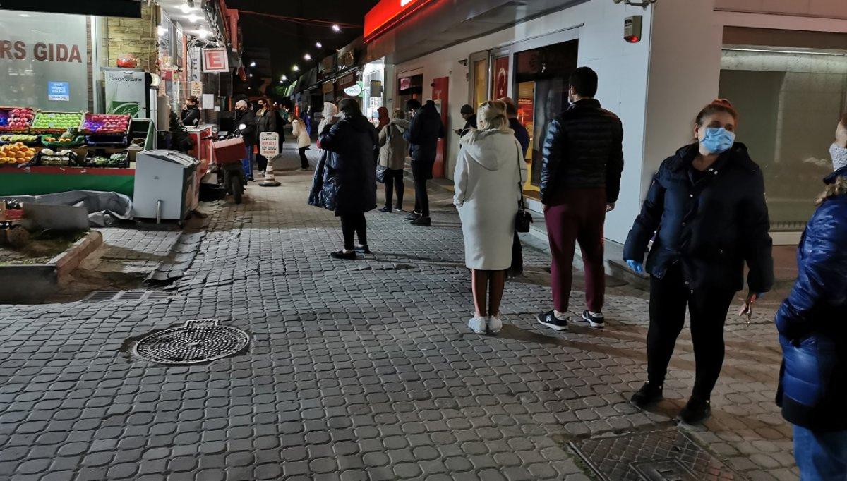 Sokağa çıkma yasağının ardından marketlere akın