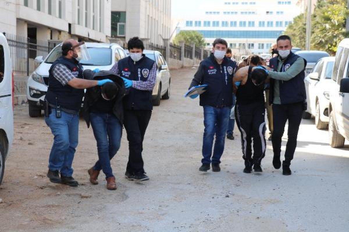 Denizli'de 3 polis memuru darbedildi