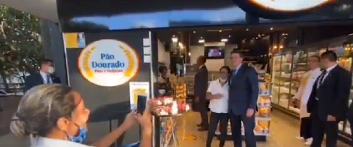 Koronaya rağmen pastaneye giden Bolsonaro'ya protesto
